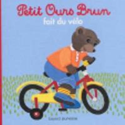 Petit Ours brun fait du vélo