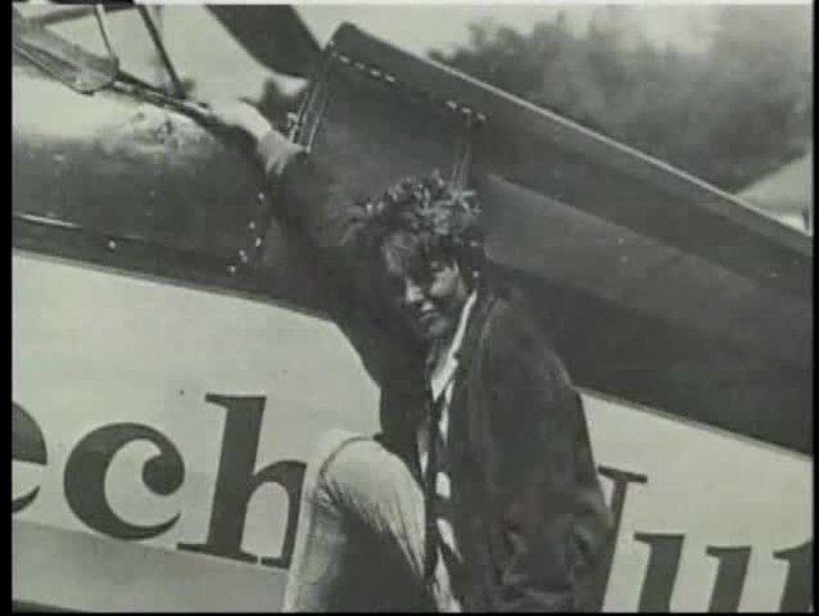 Amelia Earhart : Biographies of Famous People