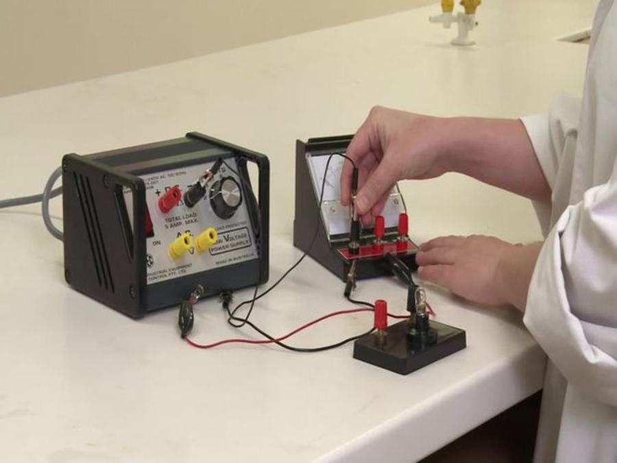 Connecting an Ammeter or Voltmeter  : Lab Skills